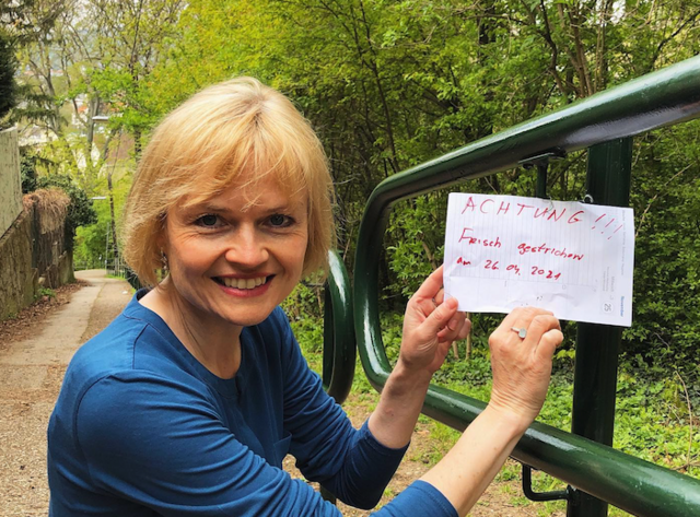 Auch für kleinere Dinge war sie zuständig: Bezirksvorsteherin Silke Kobald bei einem frisch gestrichenen Geländer.  | Foto: BV Hietzing