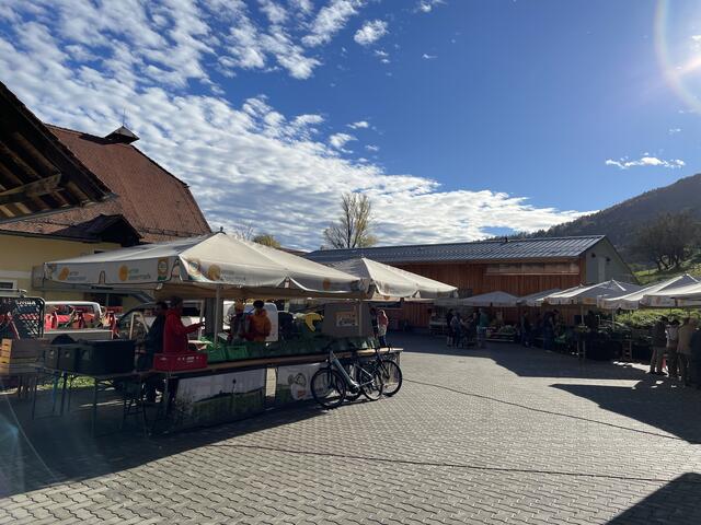 Neben dem SoLaKo-Veteilstelle gibt es am Bio-Bauernmarkt Grottenhof auch reguläre Standeln, an denen man ausschließlich bio-zertifizierte Lebensmittel aus der Region kaufen kann. | Foto: MeinBezirk.at