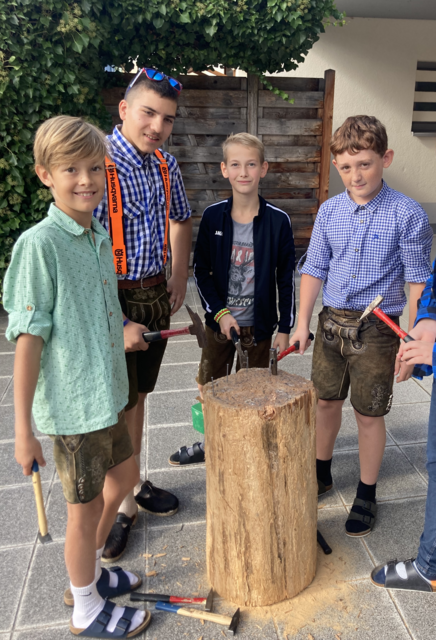 2b Burschen (Luca, Elias, Tobias K. und Tobias V.) beweisen ihre Geschicklichkeit am Nagelstock.
 | Foto: Nöms