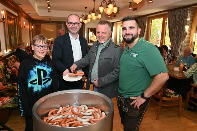 Von links: Julian Kaufmann – Sohn von Pächter Philipp Kaufmann, Stadtrat Dietmar Prammer und die KaBB Gastro-Mitarbeiter präsentieren die Kesselheiße. | Foto: Cityfoto.at