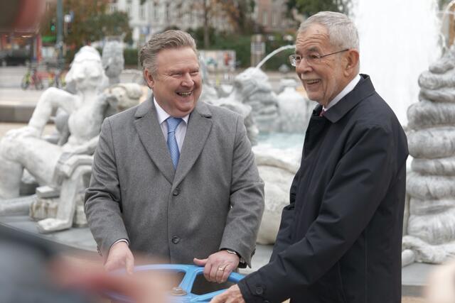 Neben Bürgermeister Michael Ludwig war auch Bundespräsident Alexander Van der Bellen bei der feierlichen Inbetriebnahme des Jubiläumsbrunnen zugegen. | Foto: Max Spitzauer/RMW