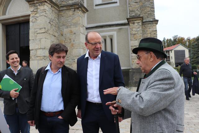 Beim Nationalfeiertag-Spaziergang nutzten Bürger die Gelegenheit, Wünsche und Anregungen Bgm. Josef Birnstingl vor Ort vorzutragen. Anton Egger (88) wünscht sich höhere Sitzbänke, um älteren Menschen das Aufstehen von der Bank zu erleichtern.  | Foto: Edith Ertl