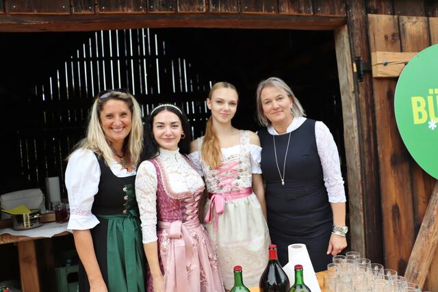 Mitarbeiterinnen der Gemeinde beim Kellerstöckl, wo auf die Spaziergänger Sturm und Maroni warteten.  | Foto: Edith Ertl