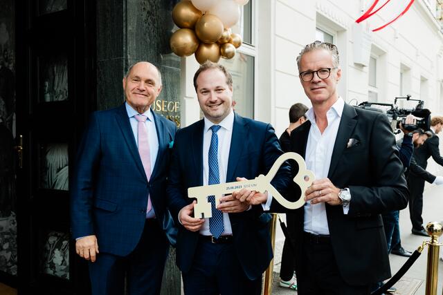 Nationalratspräsident Wolgang Sobotka, Bezirksvorsteher Daniel Resch und Projektleiter Hermann Rauter feierten bei der Eröffnung in Döblig.  | Foto: Sima Prodinger
