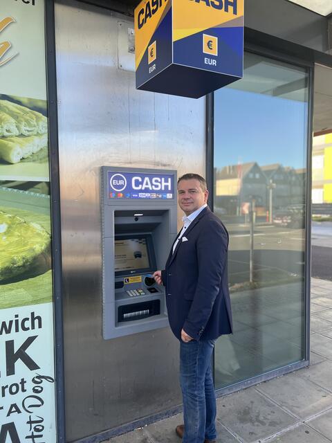 Ansfeldens Ortschef Christian Partoll (FP) freut sich, dass das Angebot des Bankomaten gesichert werden konnte. | Foto: Stadtgemeinde Ansfelden