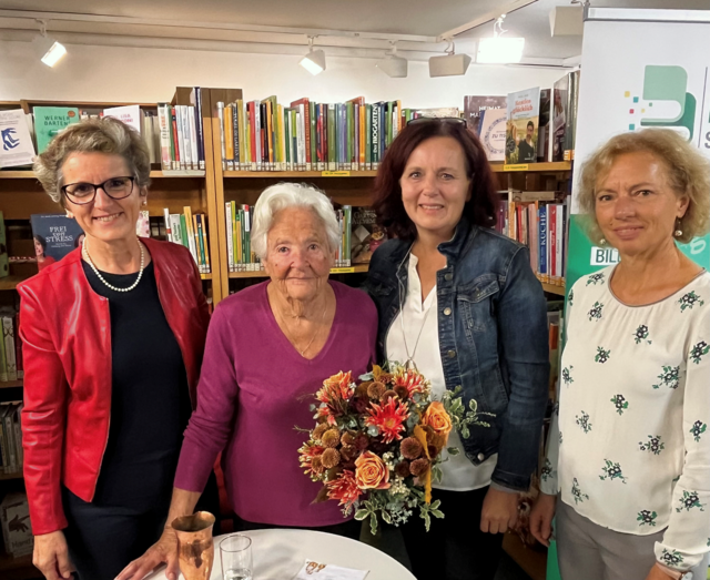 Bibliothekarin Doris Brunner (2.v.r.) begrüßte in der Bibliothek Hitzendorf Zeitzeugin Dr. Lucia Heilmann.  | Foto: privat