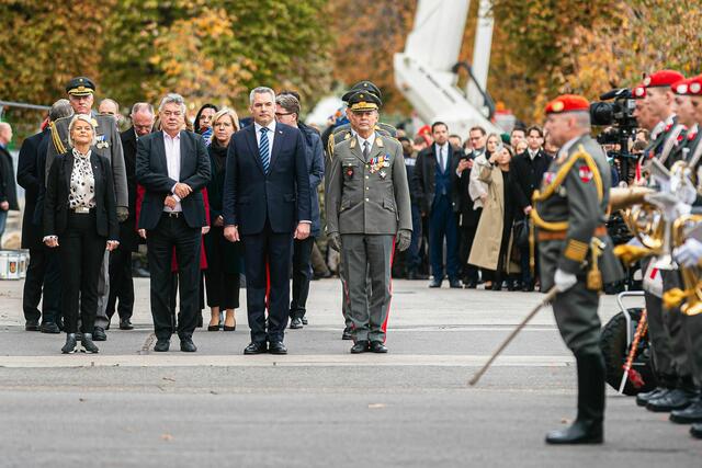 Vor den Reden fand anlässlich des Nationalfeiertages die traditionelle Kranzniederlegung im Weihraum am Wiener Heldenplatz statt. | Foto: BKA