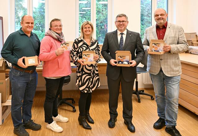 „Tut gut!“-Weihnachtspost: Manfred Settele (emmaus-Verkaufsmitarbeiter), Regina Scheuch (emmaus-Betreuerin), Irene Burian („Tut gut!“, Fachbereichsleiterin Mentale Gesundheit), Landesrat Ludwig Schleritzko, Karl Langer (emmaus-Geschäftsführer) – v.l.n.r. | Foto: Filzwieser
