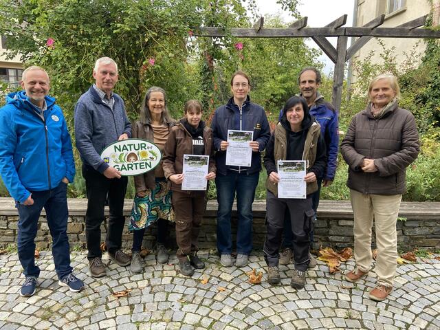 v.li.n.re.: Stefan Strobelberger („Natur im Garten“), Dir. Franz Fuger (Gartenbauschule Langenlois), Christiane Hannauer (Lehrgangs-Auftraggeberin Amt der NÖ Landesregierung Abteilung Umwelt- und Energiewirtschaft (RU 3)), die Absolventinnen Kerstin Hintenberger, Vera Grünwald und Christina Engelhart sowie Gert Frischenschlager und Hadwig Soyoye-Rothschädl (Referenten und Landschaftsökologen). | Foto: Natur im Garten