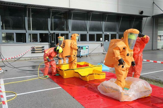 Die Helfer am Dekontaminationsplatz. | Foto: FF/Zeiler