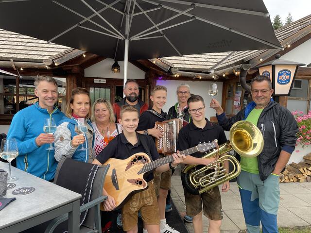 Die tüchtigen Wanderer holten sich im Mittelpunkt einen musikalischen Energieschub | Foto: Regionalmedien Steiermark