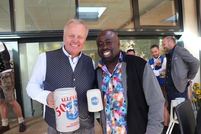 Manfred Hiebaum stoßt als Sturm-Fan mit Charles Amoah mit einem eigens gebrauten Geburtstags-Bier an.  | Foto: Edith Ertl