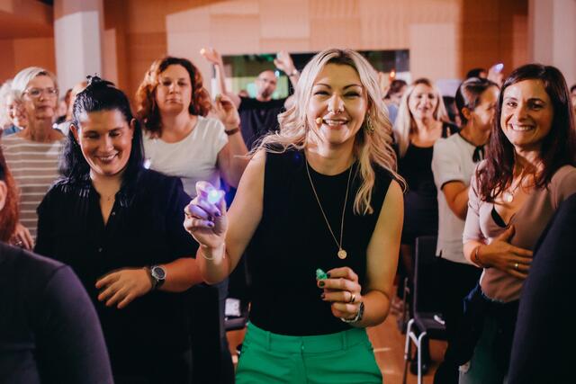 Juliana Käfer führte beim Powerday 2023 in Steyr 120 Teilnehmer auf den Weg zur inneren Stärke. | Foto: Markus Schneeberger Phptpgraphy