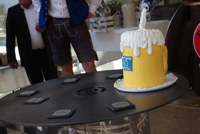 Kein Bierkrug, sondern eine Torte zum 60er | Foto: Edith Ertl