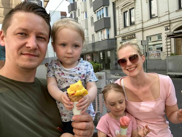 Julia mit Papa Markus, Mama Silke und Schwester Johanna. | Foto: Privat