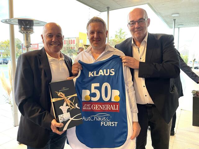 Gratulanten zum 50er: Bgm. Georg Rosner, Jubilar Klaus Glavanics, Gunners-Manager Thomas Linzer | Foto: Michael Strini