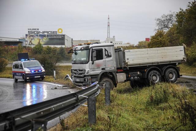 Im Bereich der Auffahrtsrampe befand sich offenbar eine Ölspur. Der Lkw geriet ins Schleudern und blieb zwischen der Auffahrts- und Abfahrtsrampe im Straßengraben hängen.  | Foto: laumat.at/Christian Schürrer