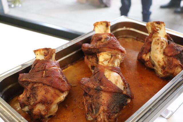 Außen knusprig gebraten, innen zart - Stelzen, wie sie besser nicht sein könnten.  | Foto: Edith Ertl