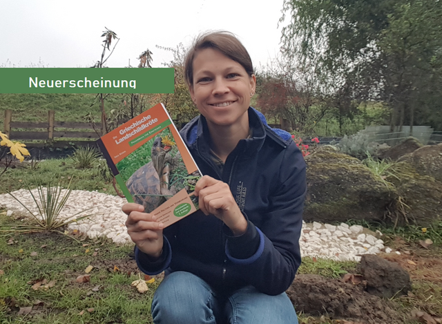 Ines Kosin, Vereinspräsidentin des Vereins Chüücha, stellt das Buch vor
