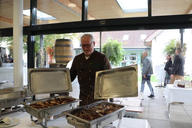 Die Kulinarik kam vom Fernitzer Kirchenwirt. Darunter wohl einer der besten Schweinsbraten und Stelzen, denen auch Mama Elisabeth Hiebaum (83) das beste Zeugnis ausstellte.  | Foto: Edith Ertl