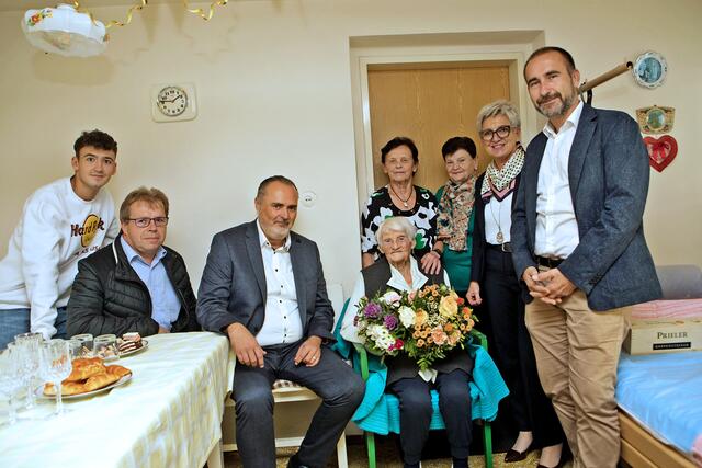 Gratulanten zum 100. Geburtstag: Johannes Strobl, Ronald Kamper, LH Hans Peter Doskozil, Jubilarin Hermine Schneller (vorne sitzend), die Töchter Christine Temmel und Veronika Poller, LA Doris Prohaska und Bürgermeister Harald Kahr | Foto: Landesmedienservice