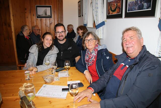 Beim Martiniloben in Breitenbrunn ging es zum Lachen in die Keller der Winzer. | Foto: Eduard Wimmer