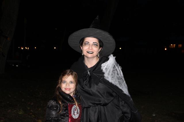 (v.l.n.r) Lea und Marion Reischer in gruseligen Kostümen