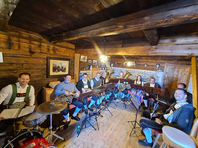 Die Musikanten der Aldiger Böhmischen spielten in der Stube der Aldranser Alm auf. | Foto: Aldiger Böhmische / Skamen