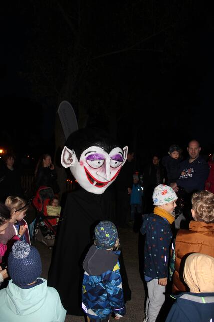 Mit dabei sind auch gruselige Walking-Acts wie dieser Vampir