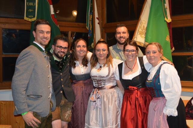 Frisch beim Bezirkslandjugendtag gewählt: Marcel Pfisterer, Hannes Federspiel, Sarah Erhart, Celina Zangerl, Stefan Narr, Stefanie Erhart und Jessica Partoll (v.li.) bilden den neuen Vorstand. | Foto: Siegele