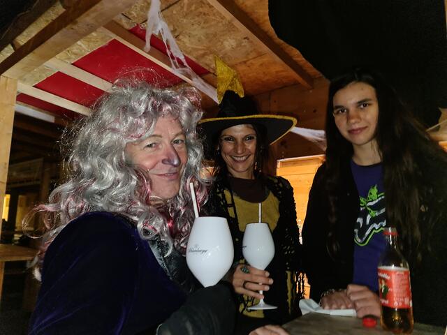 Brunhilde, Kristina und Chayenne hatten Spaß bei der Punschhütte
