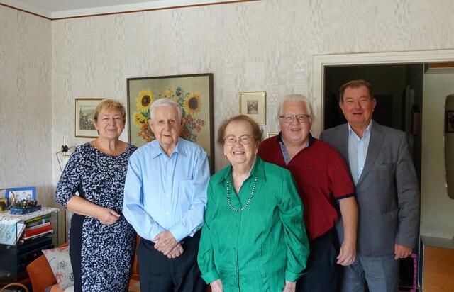 Zum 92. Geburtstag von Herrn Anton Blohberger gratulierten die Gattin, der Sohn, GRin Gabriela Janschka und Bgm. Herbert Janschka. | Foto: Marktgemeinde Wiener Neudorf