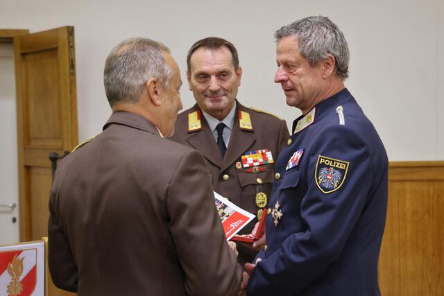 Auszeichnungen &amp; Ehrungen der anwesenden Ehrengäste Verdienstzeichen 3. Stufe:
VI Matthias Pabinger, Abschnittssachbearbeiter Abschnitt 1 Feuerwehrjugend
Medaille für verdienstvolle Zusammenarbeit:
KontrInsp Christian Kastberger, Kommandant Polizeiinspektion Lamprechtshausen
Ehrenzeichen 1. Stufe:
KontrInsp Helmut Naderer, Kommandant Polizeiinspektion Bergheim
Steckkreuz zum Verdienstzeichen 1. Stufe:
BR Johann Landrichtinger | Foto: BSBÖA Bezirk Flachgau, OVI Hasenschwandtner