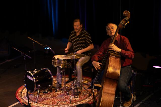 Garanten für den nötigen Groove waren außerdem Peter Strutzenberger am Bass und Sigi Meier am Schlagwerk. | Foto: Klara Tischler