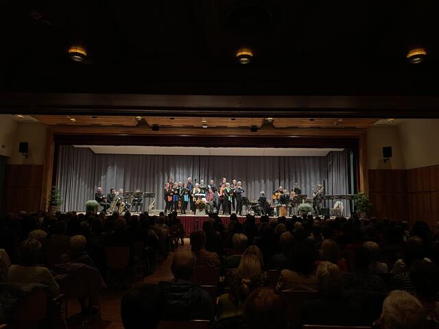 Der Gospel- und Spiritualchor brachte mit der Saxhotline und den Ohrenschmalzlern ein gebührendes Jubiläumskonzert auf die Bühne. | Foto: Siegele