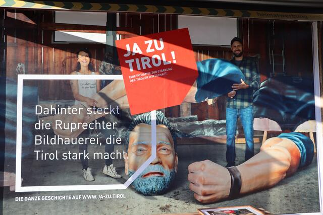 Das Siegerplakat zeigt David und seine Schwester Stefanie mit ihrem Megaprojekt: eine sieben Meter große Arnold Schwarzenegger Actionfigur. | Foto: Nimpf