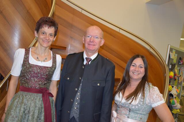 Vorstandsdirektor Franz Guggi mit Sabine Hubmann und Anita Hartleb (r.). | Foto: Regionalmedien, RB/Hartleb