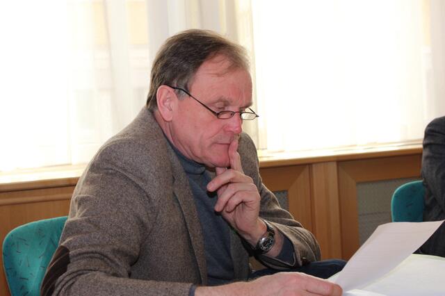 Der steirische Gemeindebund-Präsident Erwin Dirnberger erläutert die Problematik. | Foto: Almer