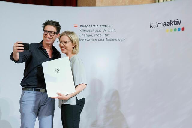 Radish-Gründer Florian Binder und Ministerin Gewessler (Grüne) bei der Übergabe des "klimaaktiv Preises, welchen Radish dieses Jahr abräumen konnte. | Foto: klimaaktiv/APA/Rudolph