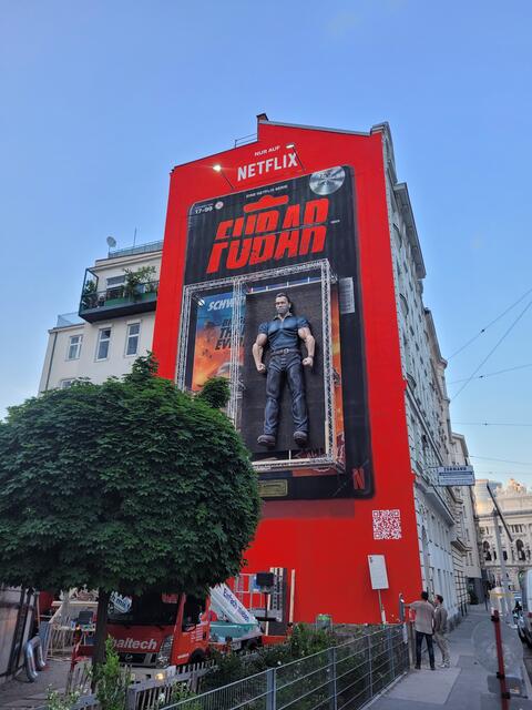 Die Arnold Schwarzenegger Actionfigur fand vorerst Platz an einer Hausfassade in Wien, bevor der Schauspieler persönlich das Kunstwerk für seine Terrasse in Amerika kaufte. | Foto: Ruprechter