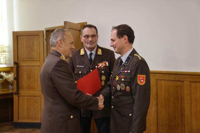 Landesfeuerwehrkommandant FVPräs Günter Trinker gratuliert Andreas Pitter.  | Foto: BSBÖA Bezirk Flachgau, OVI Hasenschwandtner