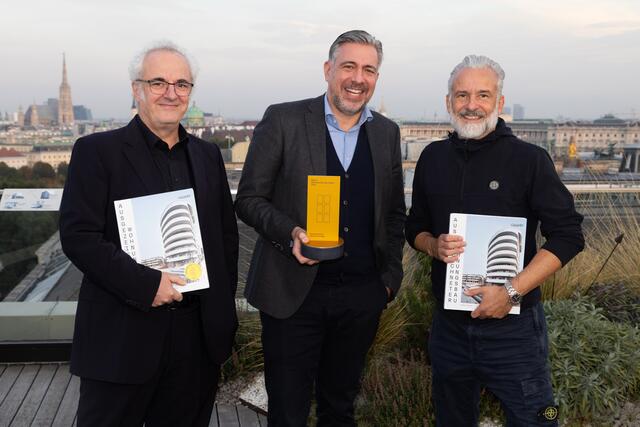 Freuen sich über die Auszeichnung "Wohnbau des Jahres 2023"(v.l.): Architekt Christoph Zechner (Marina Tower), Buwog-Geschäftsführer Andreas Holler und Architekt Stephan Ferenczy (Helio Tower). | Foto: BUWOG/Stephan Huger 