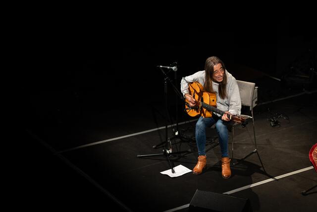 Wir man ihn kennt – mit einem breiten Lächeln und viele Feuer für die Musik: Harri Stojka | Foto: Klara Tischler