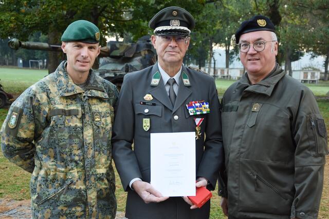 Vizeleutnant in Ruhe Josef Gaber mit dem Straßer Kasernenkommandant Oberstleutnant Georg Pilz (l.) und dem Militärkommandanten von Steiermark, Brigadier Heinz Zöllner (r.) | Foto: BMLV/Robert Gießauf