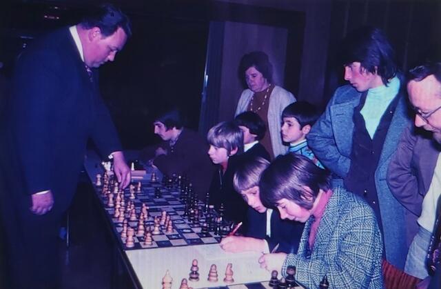 Der zweimalige Staats- und FIDE-meister Karl Röhrl bei einem Simultanturnier in Amstetten. | Foto: (c) Stadtarchiv Amstetten