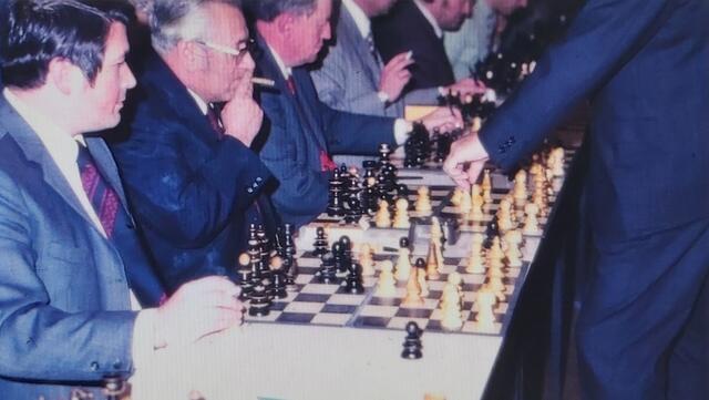 von links: Dir. Hinterndorfer und Hofrat Dr. Winge beim Simultanturnier 1972. | Foto: (c) Stadtarchiv Amstetten