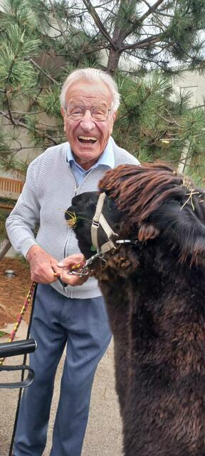 Die Bewohner freuten sich sichtlich über den tierischen Besuch. | Foto: Evelin Wille