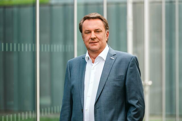 „Die neu geschaffenen Überbrückungsgarantien sind in Kombination mit dem EKZ 2 sowie der Energiekostenpauschale eine wichtige Unterstützung für unsere Betriebe“, betont Wolfgang Ecker, Präsident der Wirtschaftskammer NÖ. | Foto:  Rita Newman