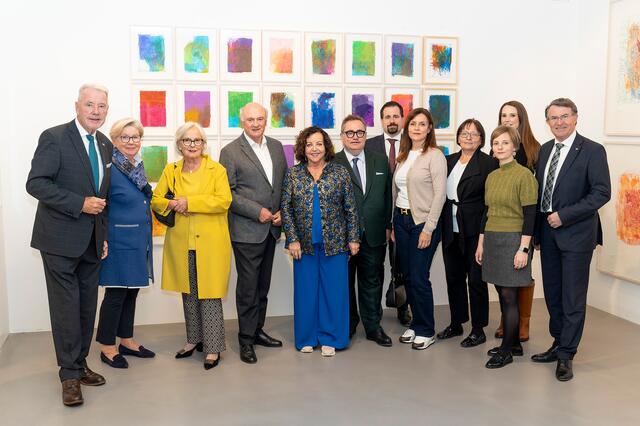 Eine der letzten Besucher der Nitsch-Ausstellung war Landeshauptmann a.D. Erwin Pröll (4.v.li) mit seiner Gattin (2.v.li.). Ebenfalls mit dabei: Bürgermeister Klaus Schneeberger und seine Gattin Elfriede, Rita Nitsch (Bildmitte), Kunstsammler Werner Trenker und Familie, Kulturstadtrat Franz Piribauer sowie Eveline Klein und Julia Schlager vom Museum St. Peter an der Sperr.
 | Foto: Stadt Wiener Neustadt/Weller