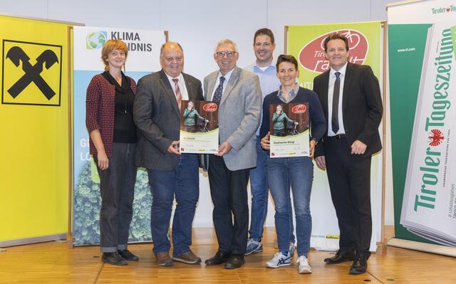 Maria Legner, Stv. Geschäftsführung Klimabündnis Tirol, Bürgermeister von Kirchbichl Herbert Rieder und Franz Hörmann, langjähriger Tirol radelt-Koordinator von Kirchbichl,  Bauamtsleiter Andreas Egger, Magdalena Winkler (Stadtwerke Wörgl) und Landesrat René Zumtobel (v.l.) freuen sich. | Foto: Klimabündnis Tirol/ Die Fotografen